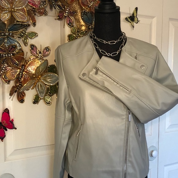 💼 Bagatelle Pearl Gray Moto Jacket - Picture 7 of 15